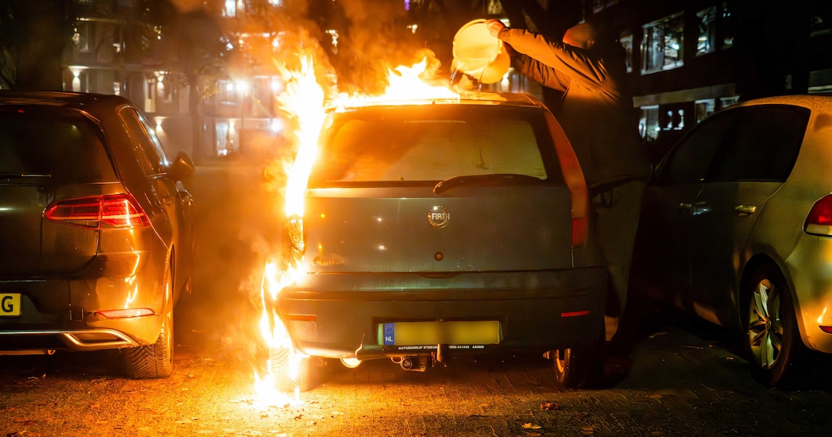 Politie onderzoekt twee nachtelijke autobranden in Assen