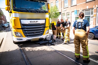 Fatbiker schiet tussen auto en vrachtwagen door in Rotterdam-Noord en komt onder voorwielen terecht