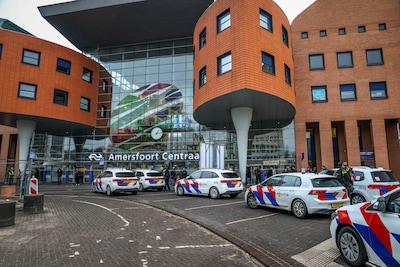Politie massaal naar Amersfoort Centraal na melding over man met pistool; één aanhouding en wapen aa