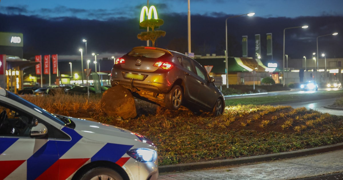Automobilist beland bovenop rotonde in Drachten