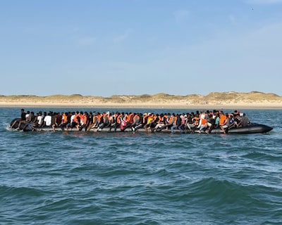 Migranten steken het Kanaal nu over in XXL-rubberboten