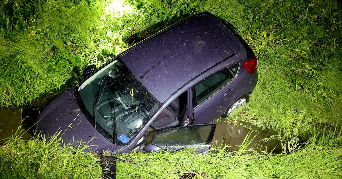 Personenauto belandt in water naast A27 bij Meerkerk