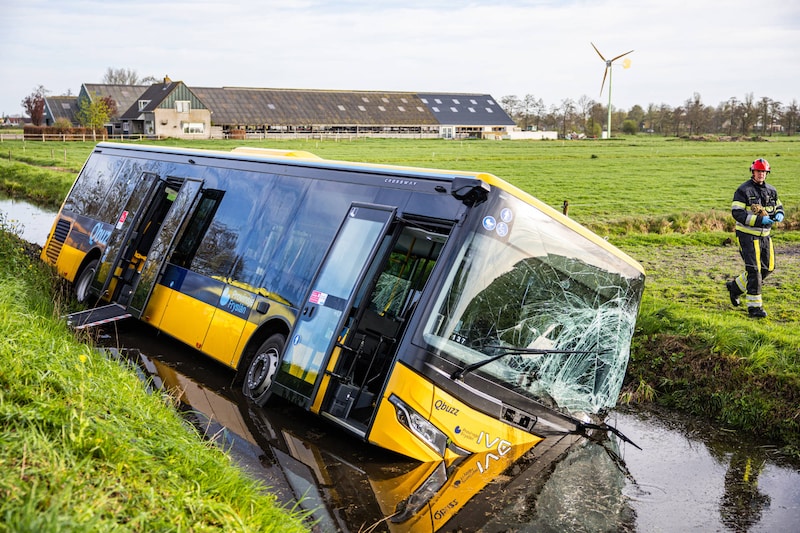 De lijnbus raakte fors beschadigd.