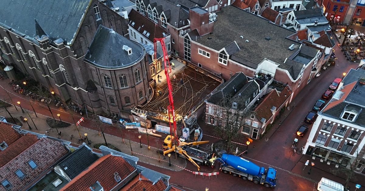 Dak nieuwe fietsenstalling Lange Mare in Leiden geplaatst
