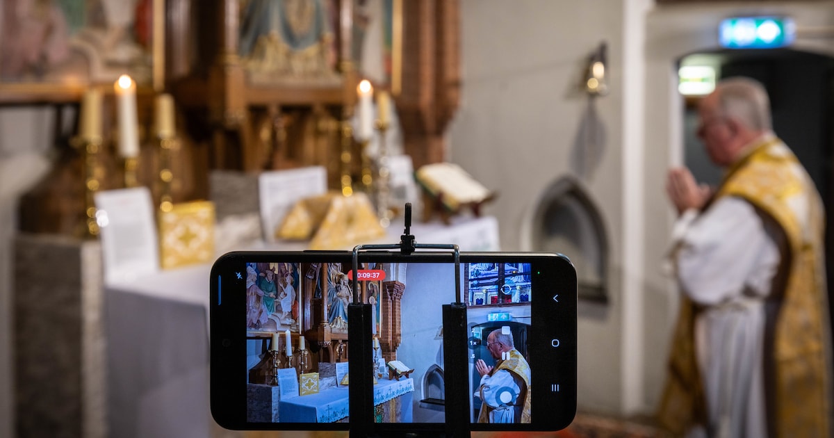 In deze kerk gaat het zoals vroeger, en ziet de priester zichzelf als buschauffeur