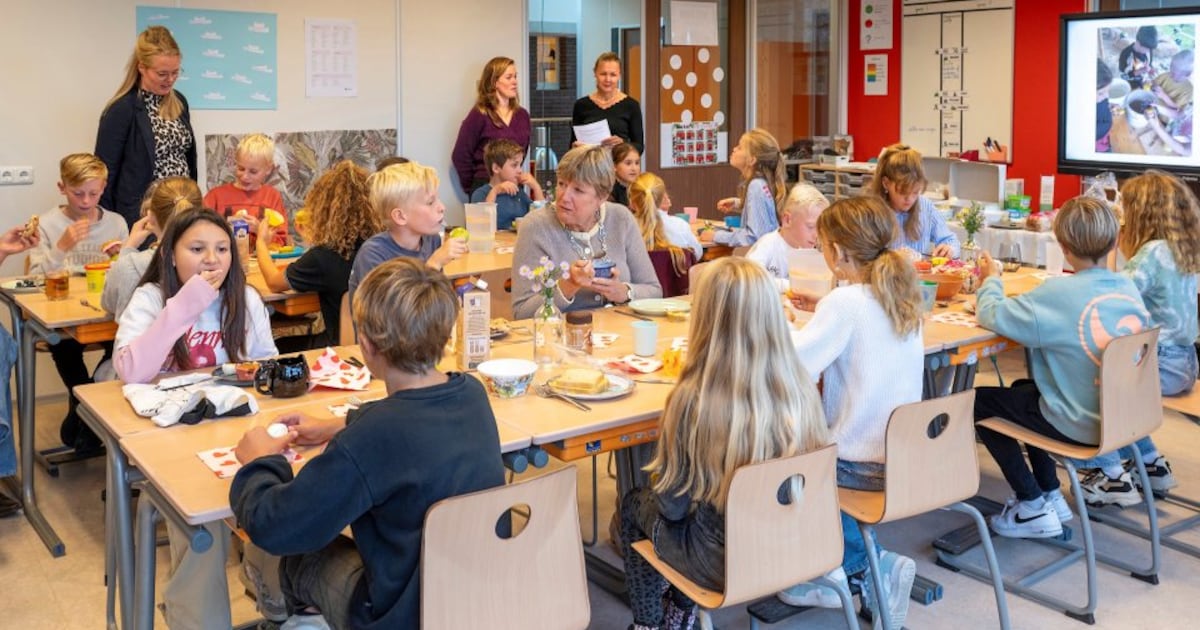 Burgemeester Harlingen ontbijt met leerlingen van IKC ’t Wad