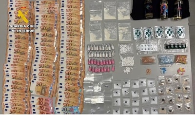 Nederlander (23) huurt auto op Ibiza en propt ruimte achter dashboard vol met drugs en geld