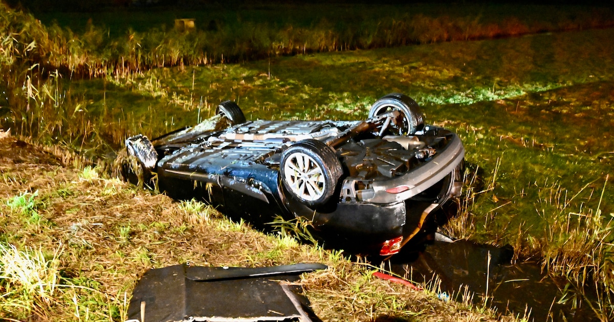 Auto op zijn kop in de sloot langs de Gageldijk in Maarssen, geen inzittenden aangetroffen