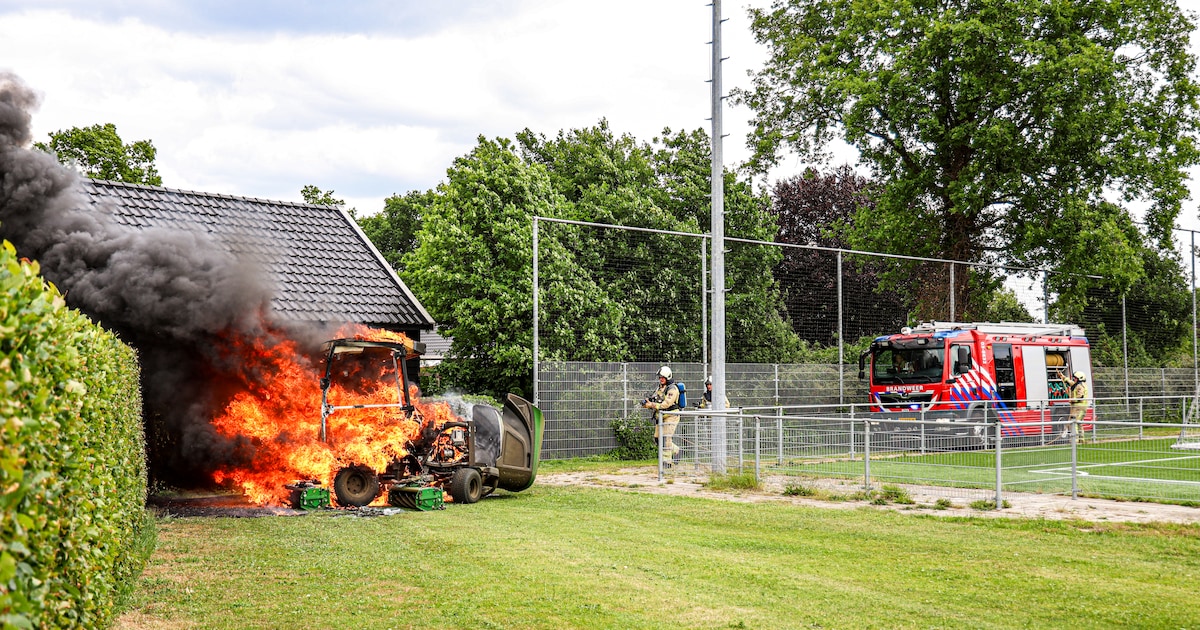 Grasmaaier in brand bij voetbalclub op Parkstraat in Emmen