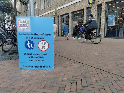 Fietsers moeten afstappen in winkelcentrum, maar niet iedereen doet dat: ‘Zo druk is het toch niet?’