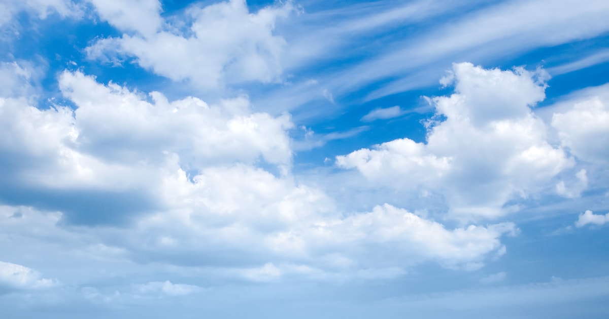 Zwaar bewolkt met wat lichte regen in Rijssen-Holten in de middag