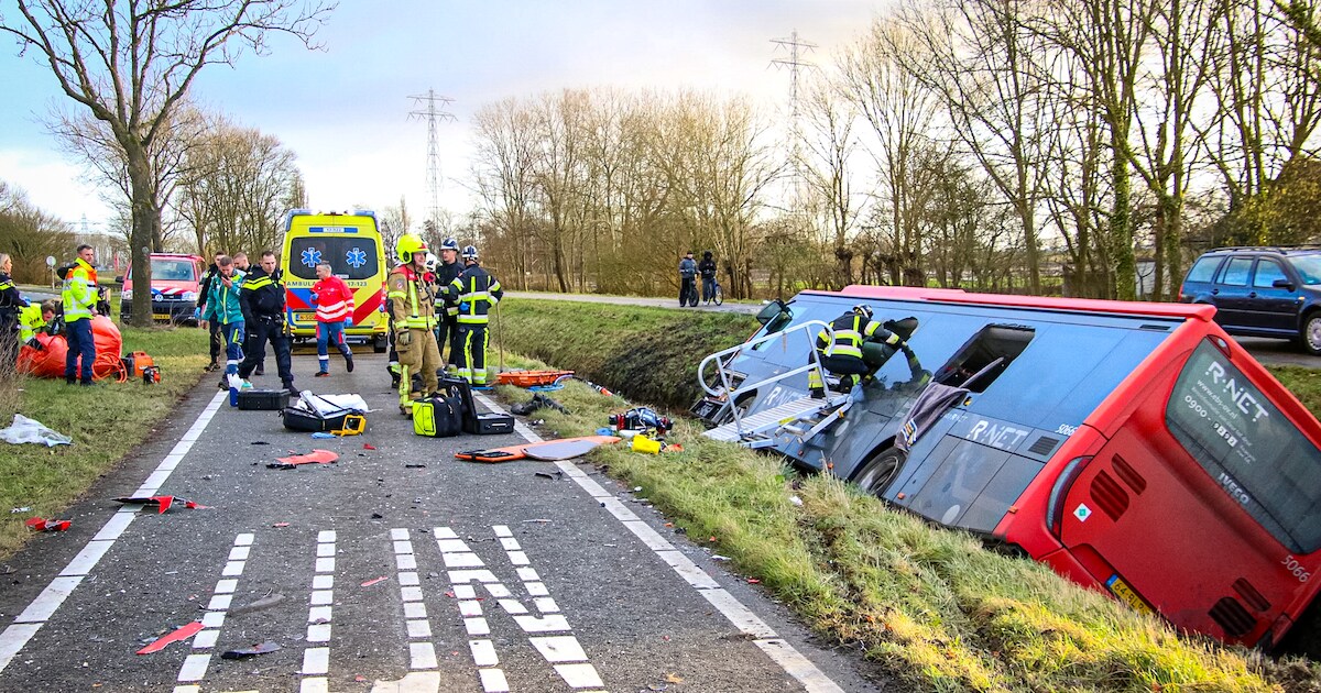 Lijnbus belandt na botsing in sloot langs N218 bij Zwartewaal, hulpdiensten rukken massaal uit