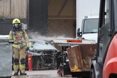 Accupakket van auto ontbrandt bij garage in Ede