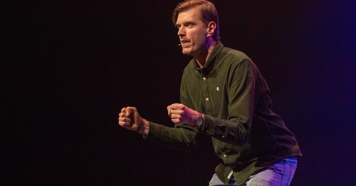 Oscar Smit treedt op in Zuidhorn met cabaret over woningnood