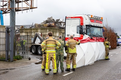 Voetganger komt onder vrachtwagen terecht in Nieuwleusen, militair verleent eerste hulp