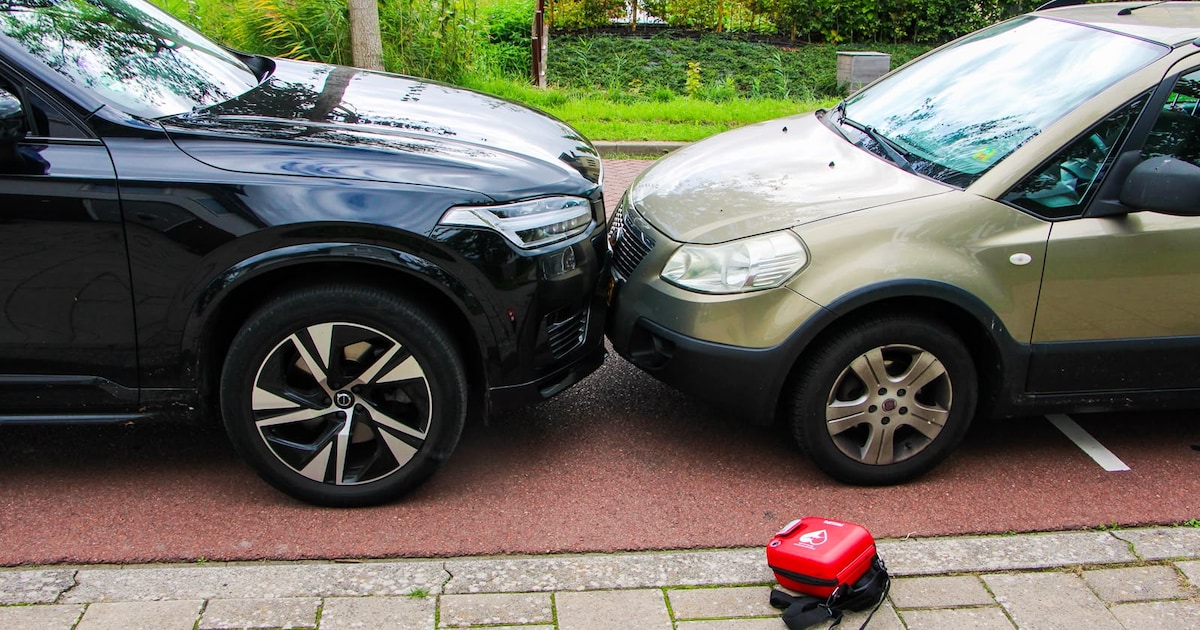 Bestuurder onder invloed van drugs rijdt tegen geparkeerde auto aan en duwt wagen meters vooruit