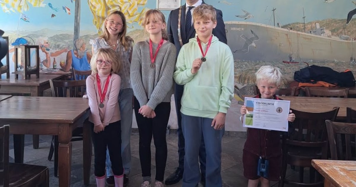 Vier jonge Texelaars krijgen Kinderlintje van gemeente Texel