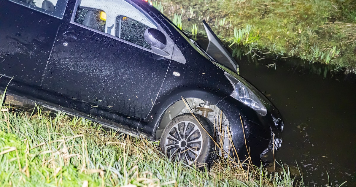 Auto rijdt sloot in langs Parallelweg in Buitenpost