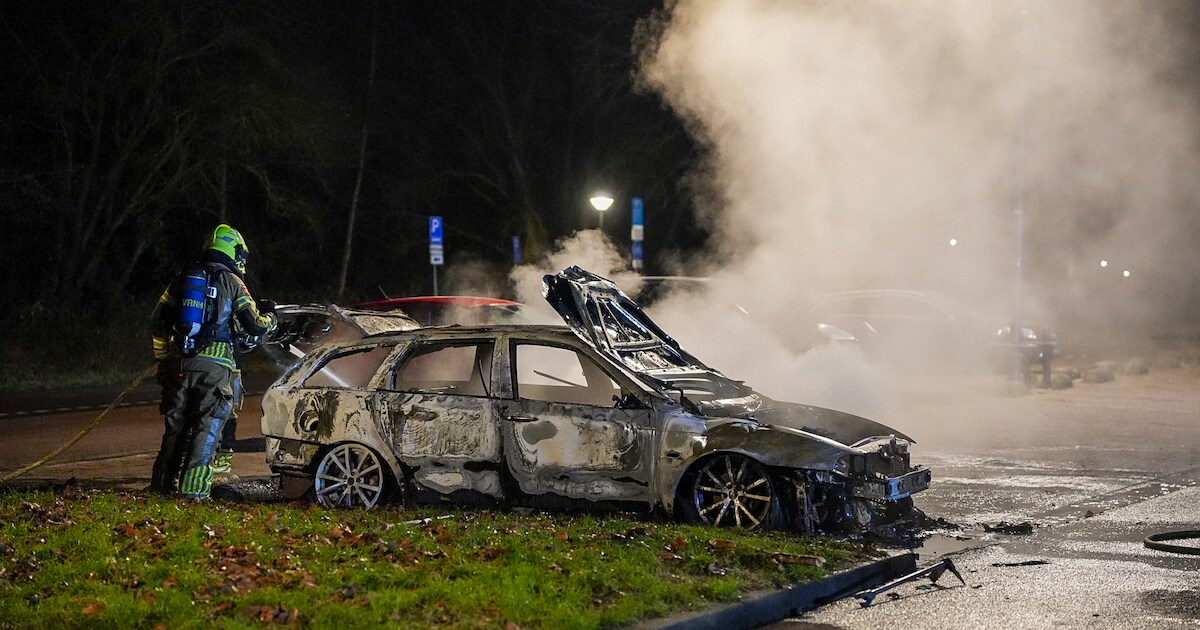 Auto volledig uitgebrand op parkeerplaats in Hoorn, politie vermoedt brandstichting