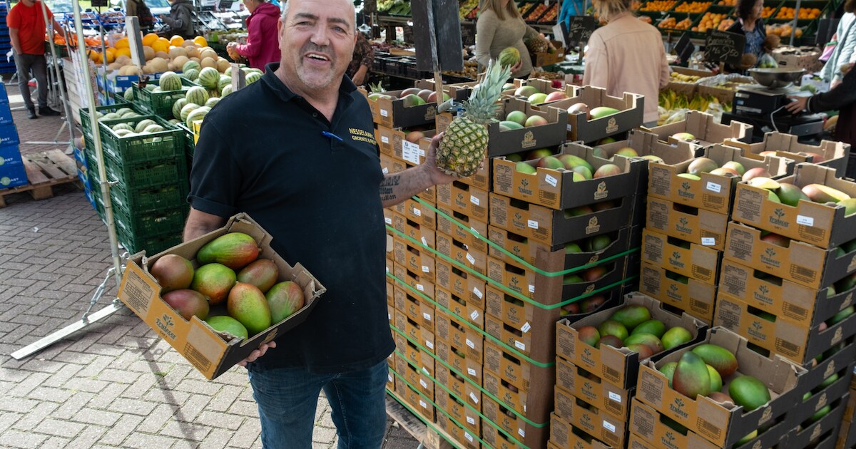 ‘Goed dat je er bent, Marco’: trouwe klanten verhuizen mee naar nieuwe plek voor koopman met luide s