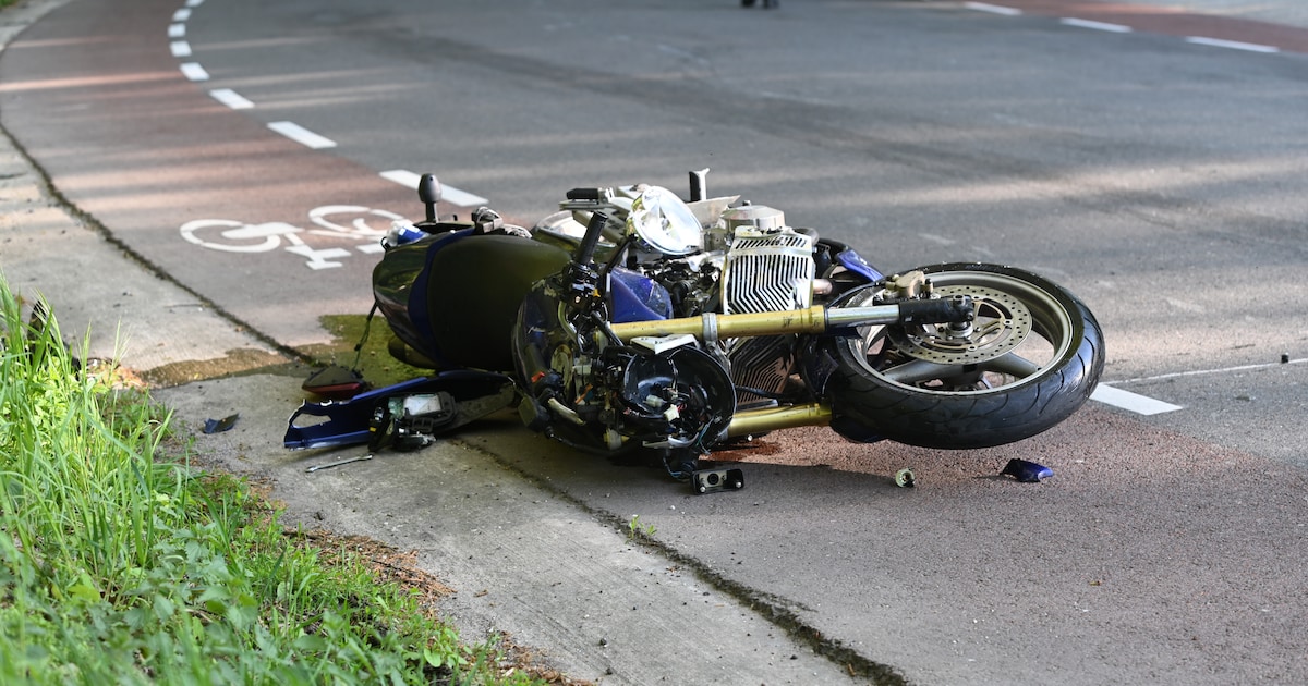 Auto en motor beschadigd na ongeval op de Sint Jansberg in Milsbeek
