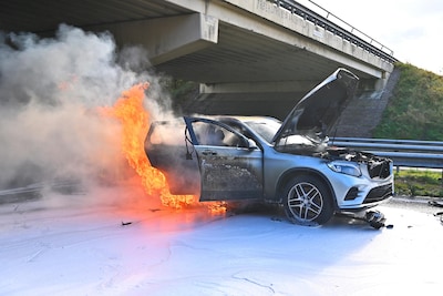 Twee auto’s in brand bij ongeval op A2 bij Maarheeze, een inzittende gewond