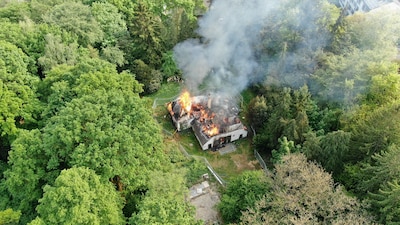 Grote brand verwoest leegstaande boerderij in Deventer, brandweer laat pand gecontroleerd uitbranden
