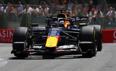 Verstappen houdt sterk ogende Ferrari’s voorlopig goed bij in Monaco, voor Norris zit tweede training er al op