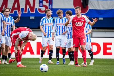 AZ dreigt foutloze status te verliezen: Heerenveen draait het helemaal om en leidt bij rust in Friesland