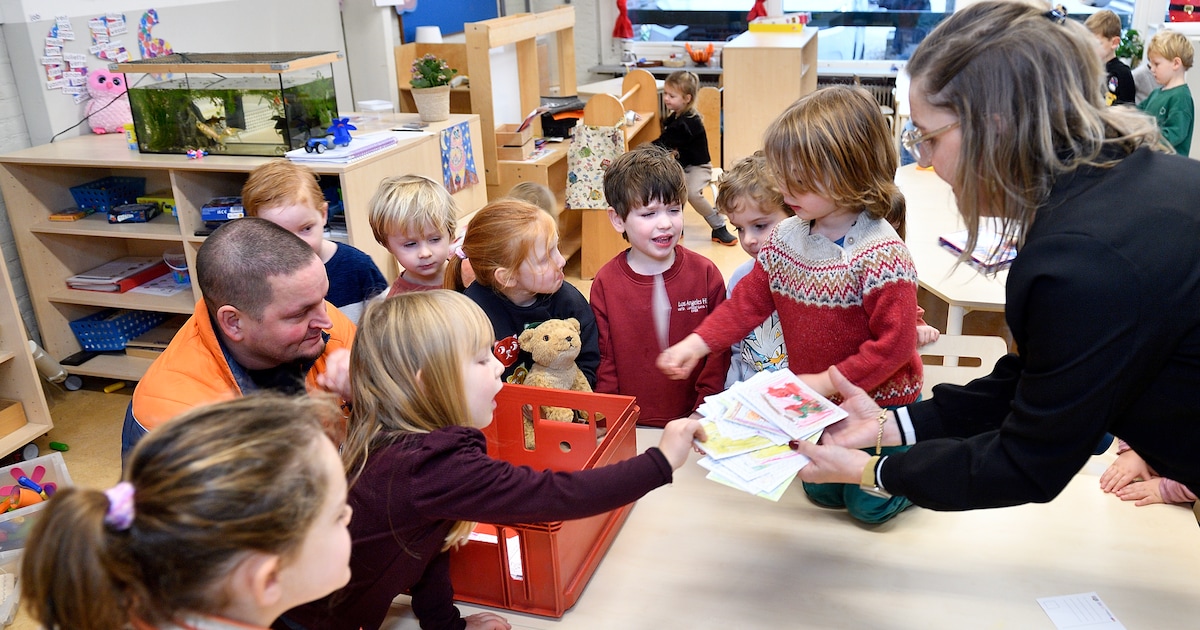 Kerstkaart steeds minder in trek, maar deze kinderen versturen ze naar eenzame ouderen