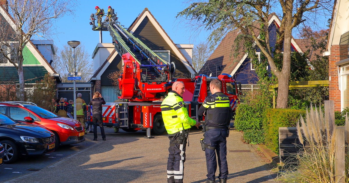 Ladderwagen ingezet bij schoorsteenbrand aan 't Plankenpad in Landsmeer