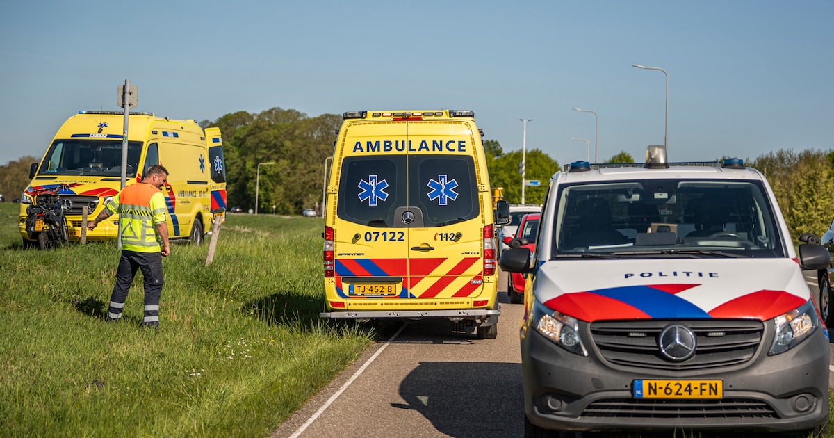 Onfortuinlijke fietser botst tegen paaltje en raakt gewond in Giesbeek