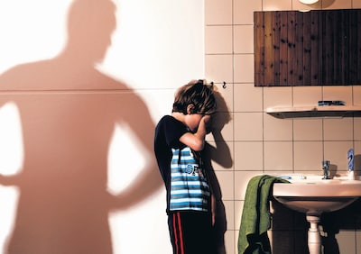 Buren redden Franse jongen (8) die weken zit opgesloten in kamer zonder eten en drinken: ‘Plakte briefjes op zijn raam’