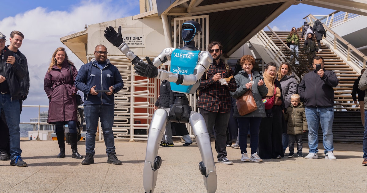 Dansende robot Aletta trekt veel bekijks in Scheveningen: eng of supergaaf?