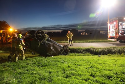Auto belandt op de kop in sloot bij Hoevelaken, bestuurder meldt zich later