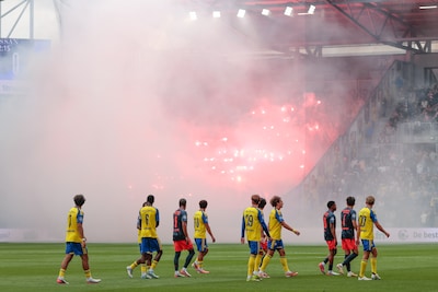 Cambuur-Feyenoord onderbroken: fans van Rotterdammers steken vuurwerk af