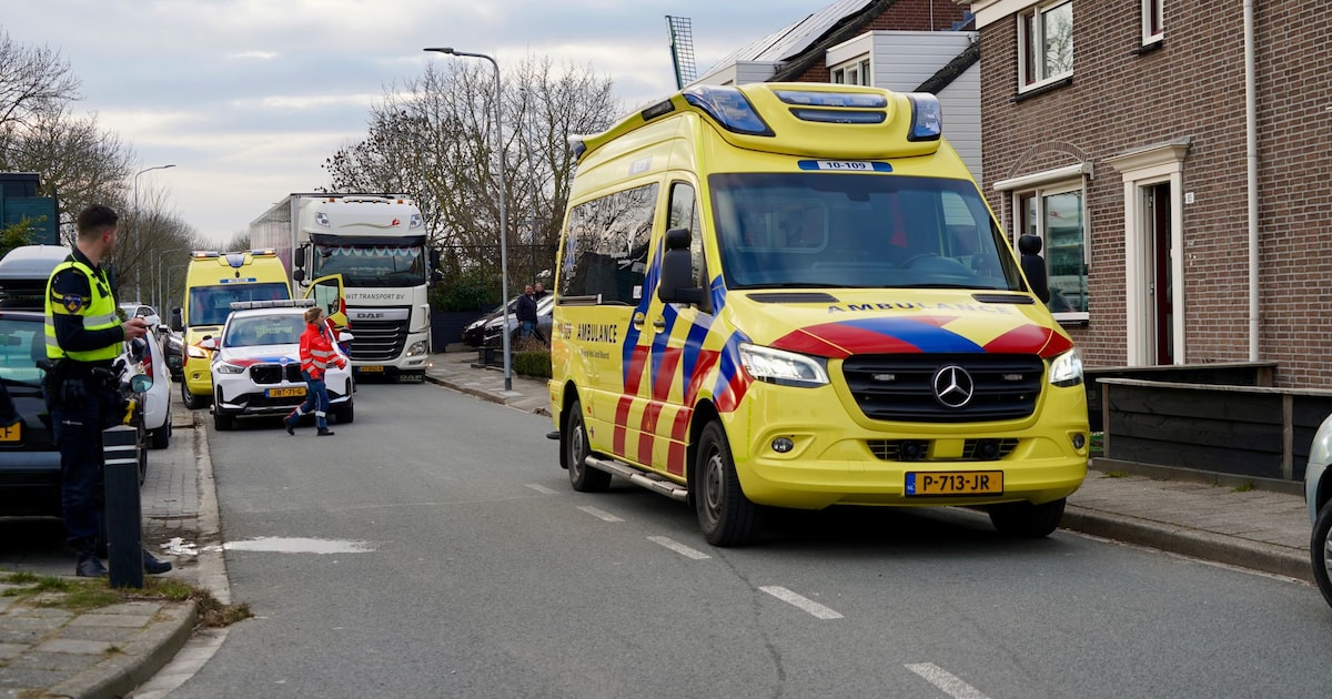 Fietser gewond bij ongeval in de Bakkerstraat in Bovenkarspel, traumahelikopter geland