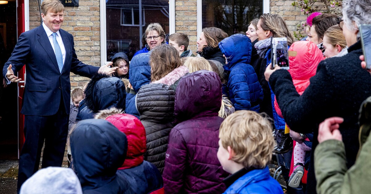 Door weer en wind: koning opent veelbesproken Reevediep bij Kampen