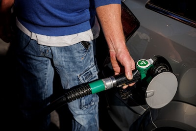 Benzineprijs breekt opnieuw record en is nu even duur als diesel