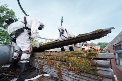 Waarom deze Twentse sloopbedrijven hun ‘asbestpiek’ beleven in april (maar particulieren daar nauwel