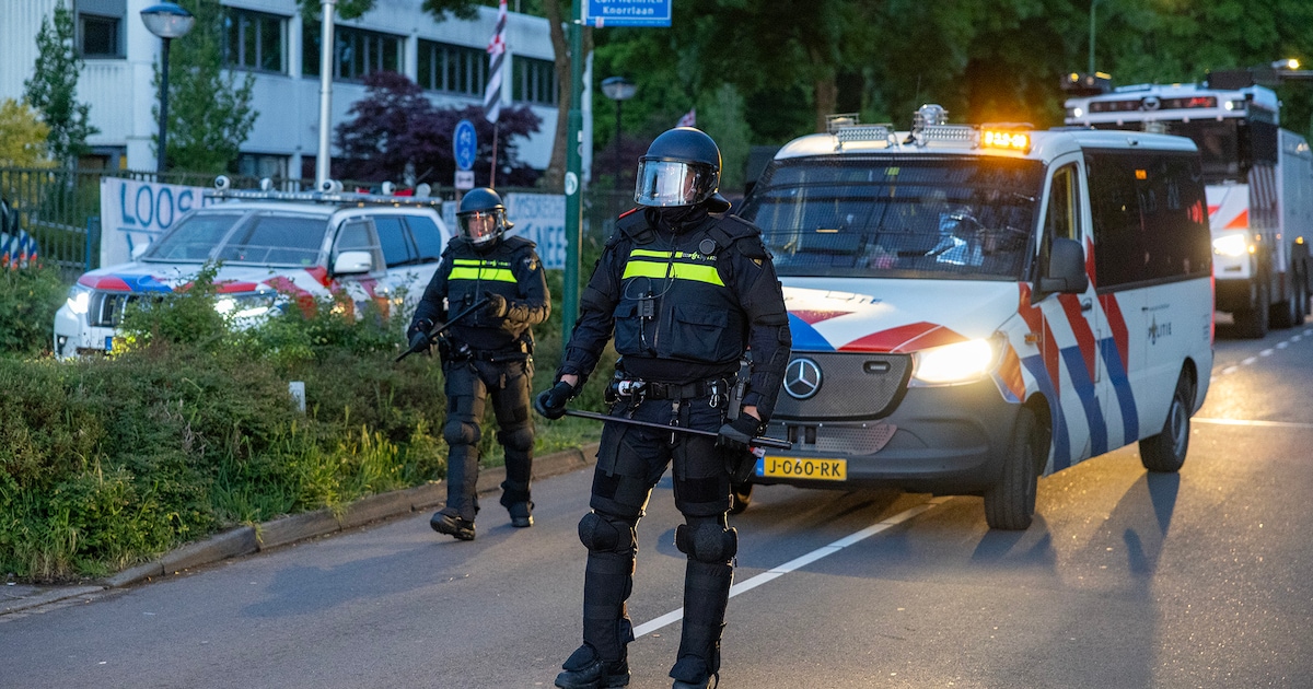 Vijf aanhoudingen bij demonstratie in Loosdrecht, politie zet waterkanon in