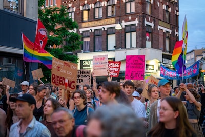 Zo liep kleurrijke stoet mensen in Nijmegen een ‘feestelijke protestmars’ tegen intimidatie op straa