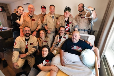 Vrienden zoeken zieke Erwin in vol ornaat op, want: ‘Eens een Ghostbuster, altijd een Ghostbuster’
