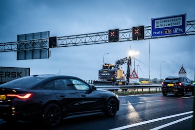 A12 bij Arnhem deels afgesloten door sinkhole, vrijdagochtendspits verrassend rustig