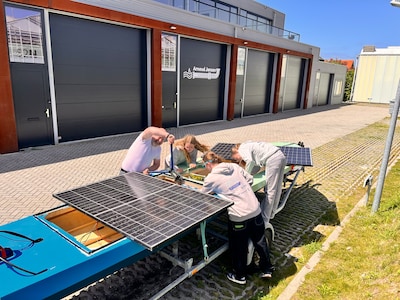 Leerlingen bouwen aan zonneboot en varen mee in het Varend Corso: ‘Extra belangrijk om goed op te la