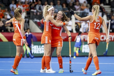Oppermachtig Oranje walst over Japan heen, Yibbi Jansen schittert met vier goals
