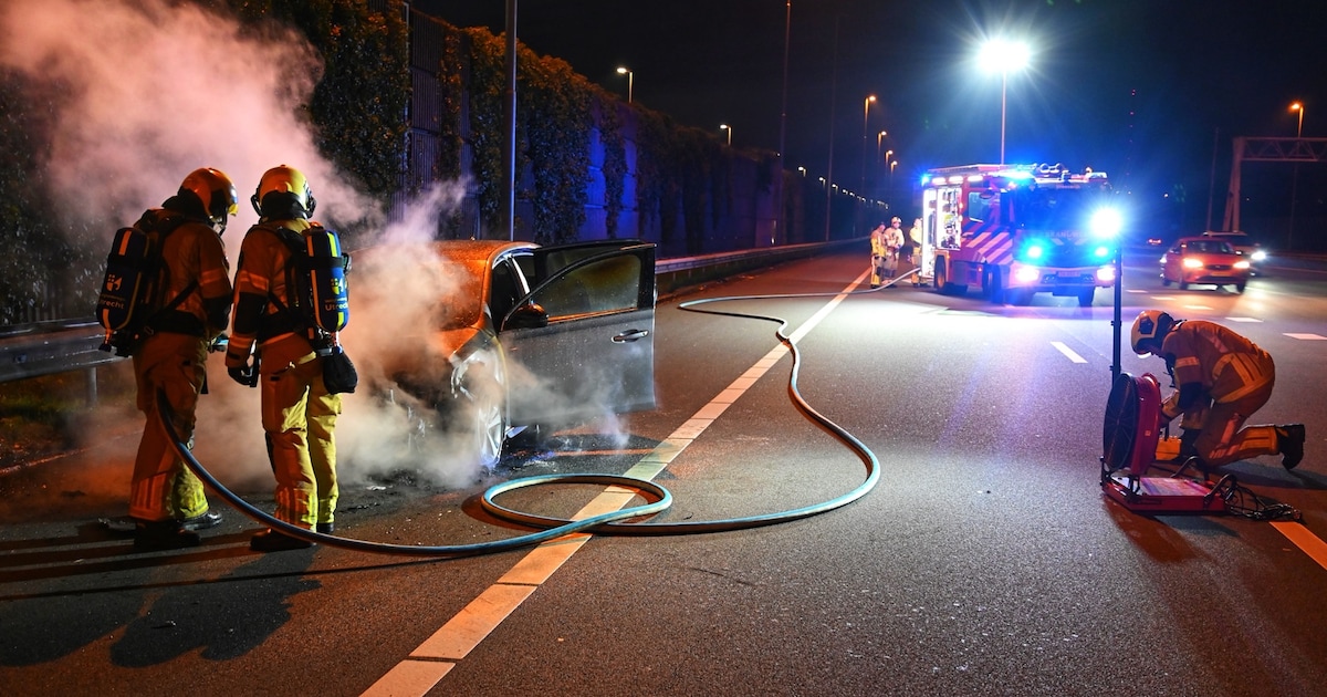 Auto uitgebrand op vluchtstrook van de A2 bij Vianen