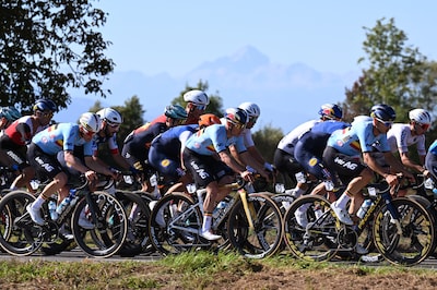 Domper voor Nederlandse ploeg: kopman Wout Poels verlaat koers na valpartij