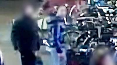 Straatrover trekt met geweld dierbare ketting van nek 59-jarige man in centrum Den Haag