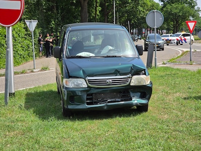 Automobilist botst achterop vrachtwagen op N224 bij Ede